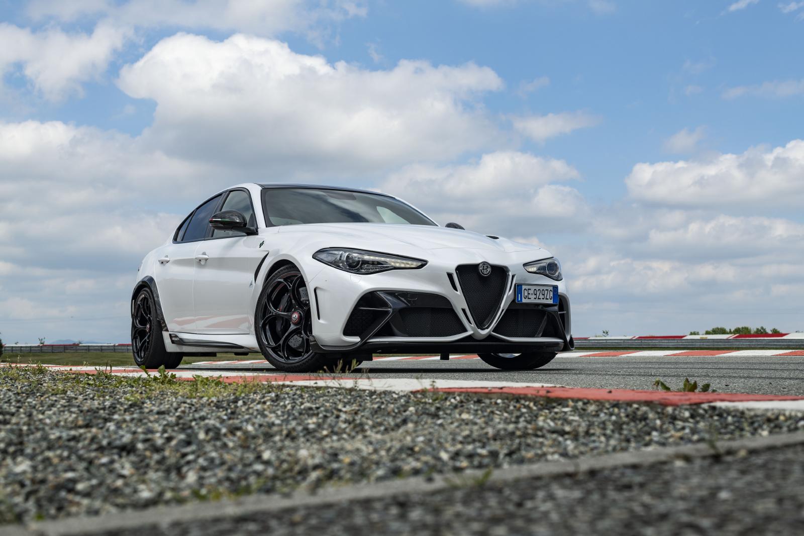 Alfa-Romeo-Giulia-GTAm-news-auto-Italia-concessionaria-Campello-Motors-01.jpg