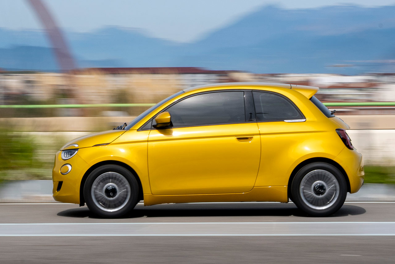 Nuova Fiat 500 Hybrid Torino interni Campello Motors